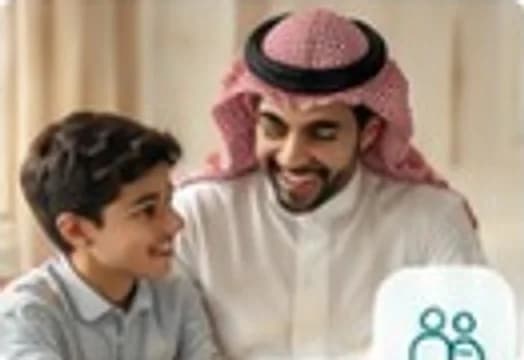 أب يتحدث مع ابنه بابتسامة